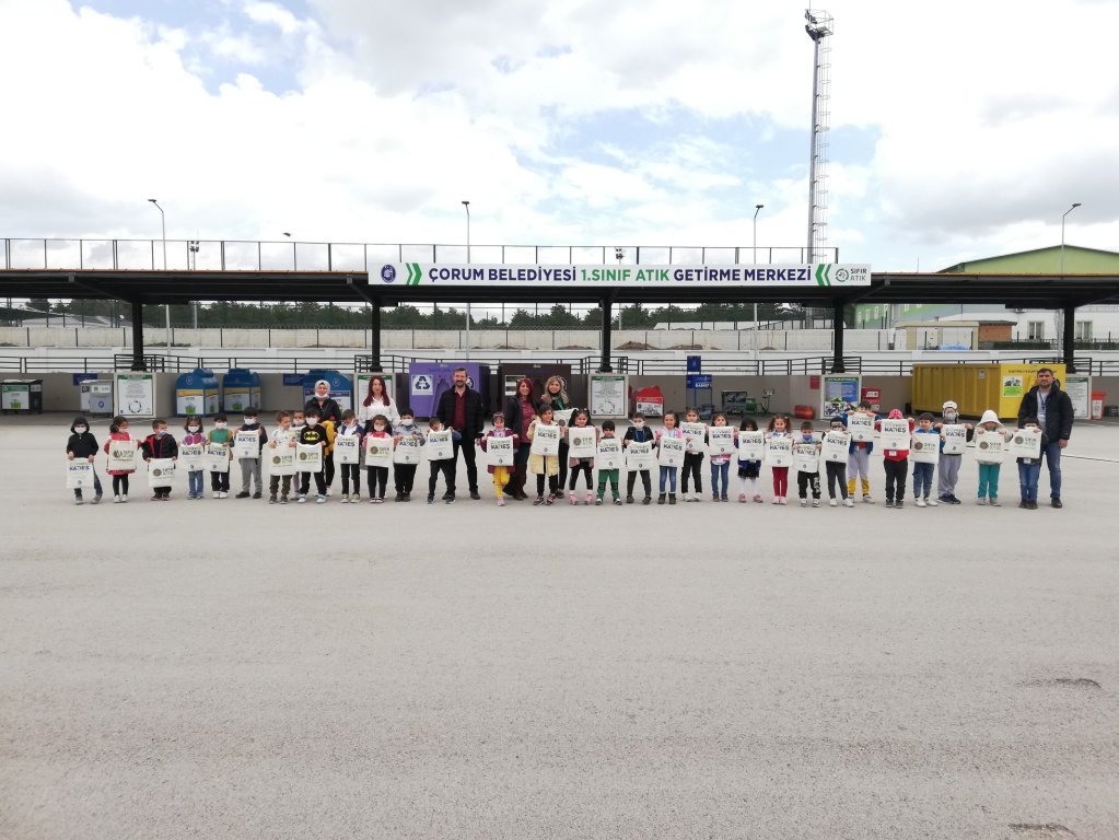 Minik öğrenciler, 1. Sınıf Atık Getirme Merkezini Gezdi