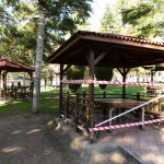 Banklar kaldırıldı, kameriyelerin etrafına şerit çekildi