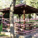 Banklar kaldırıldı, kameriyelerin etrafına şerit çekildi