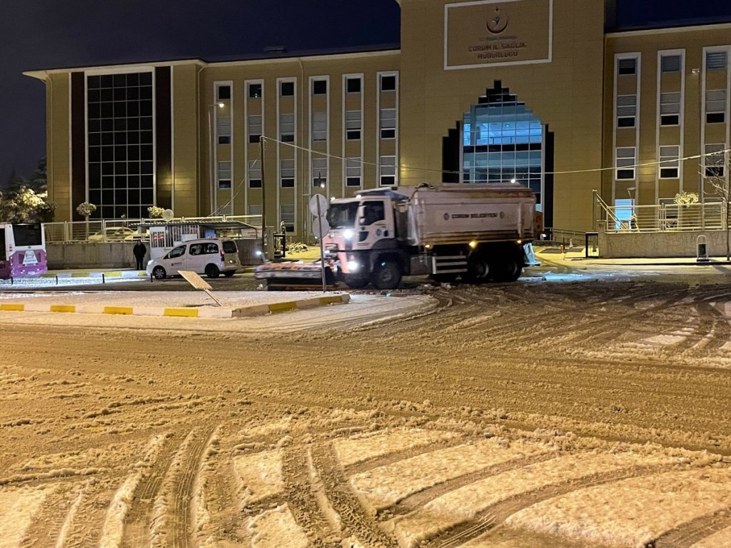 Belediyemiz ekipleri kar yağışına karşı sahadaydı