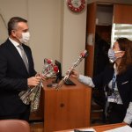 Belediyemizden kadınlara karanfil