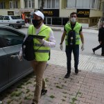 Belediyemiz, maskeleri vatandaşların ayağına götürüyor