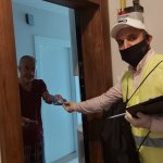 Belediyemiz, maskeleri vatandaşların ayağına götürüyor