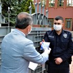 Belediyemiz, maskeleri vatandaşların ayağına götürüyor