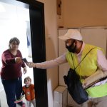 Belediyemiz, maskeleri vatandaşların ayağına götürüyor