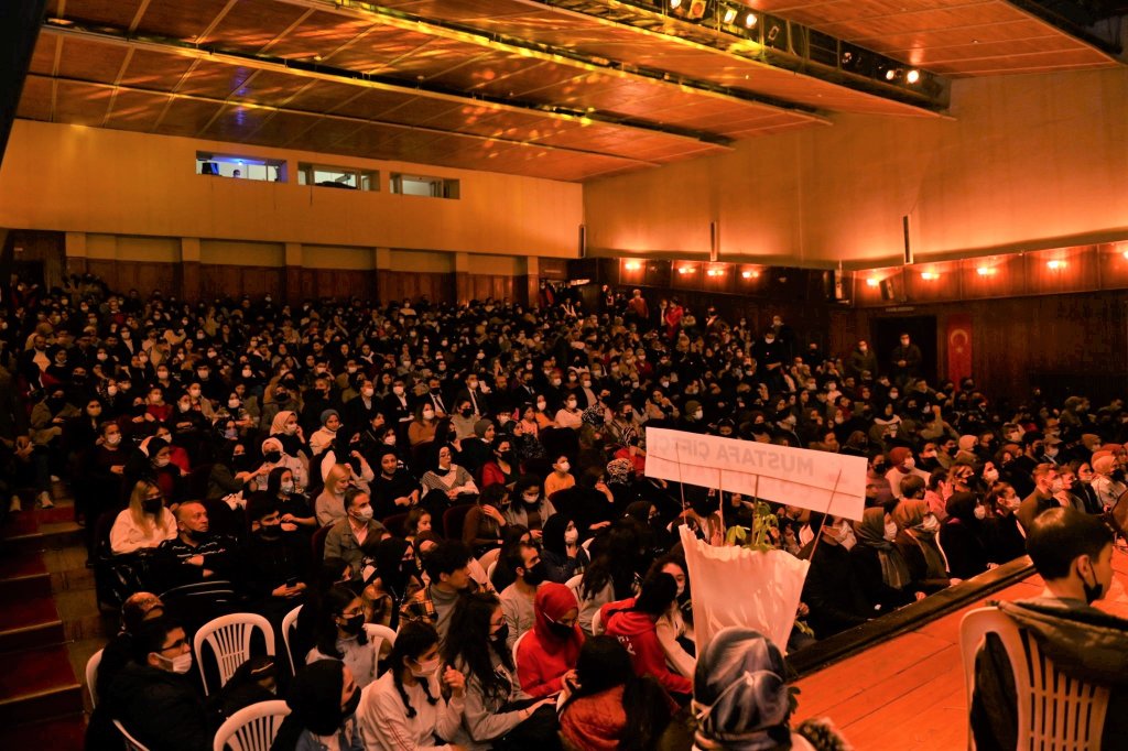 Müzik ve Mizah Dolu Gecede Salon Doldu Taştı