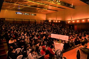 Müzik ve Mizah Dolu Gecede Salon Doldu Taştı