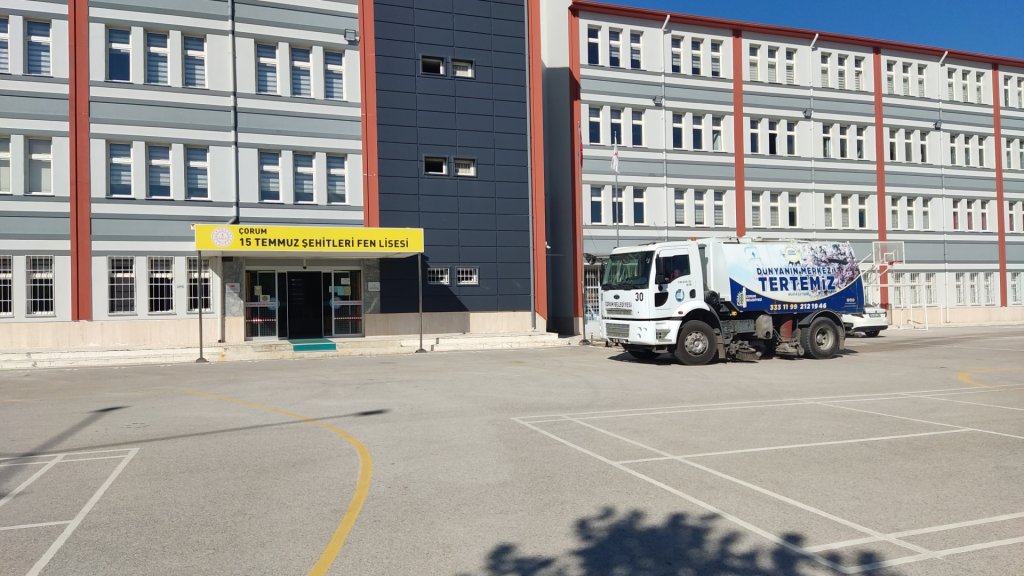 Belediyemiz okul bahçelerinde temizlik ve bakım çalışması yaptı