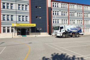 Belediyemiz okul bahçelerinde temizlik ve bakım çalışması yaptı