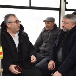 Aşgın halk otobüsüne bindi, yolcularla sohbet etti