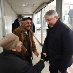 Aşgın halk otobüsüne bindi, yolcularla sohbet etti