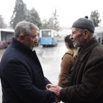 Aşgın halk otobüsüne bindi, yolcularla sohbet etti