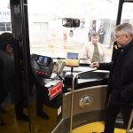 Aşgın halk otobüsüne bindi, yolcularla sohbet etti