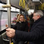 Aşgın halk otobüsüne bindi, yolcularla sohbet etti