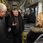 Aşgın halk otobüsüne bindi, yolcularla sohbet etti