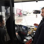 Aşgın halk otobüsüne bindi, yolcularla sohbet etti