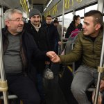 Aşgın halk otobüsüne bindi, yolcularla sohbet etti