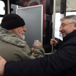 Aşgın halk otobüsüne bindi, yolcularla sohbet etti