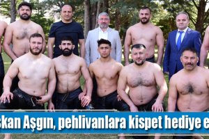 Başkan Aşgın, pehlivanlara kispet hediye etti