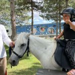 Belediye, çocukları pony atlarla buluşturdu
