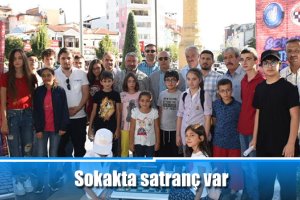 Sokakta satranç var