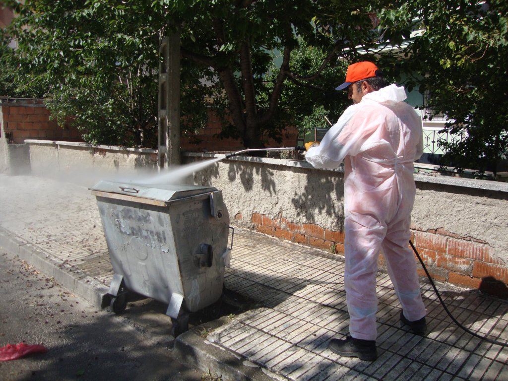 Belediyemiz, çöp konteynırlarını düzenli olarak yıkıyor