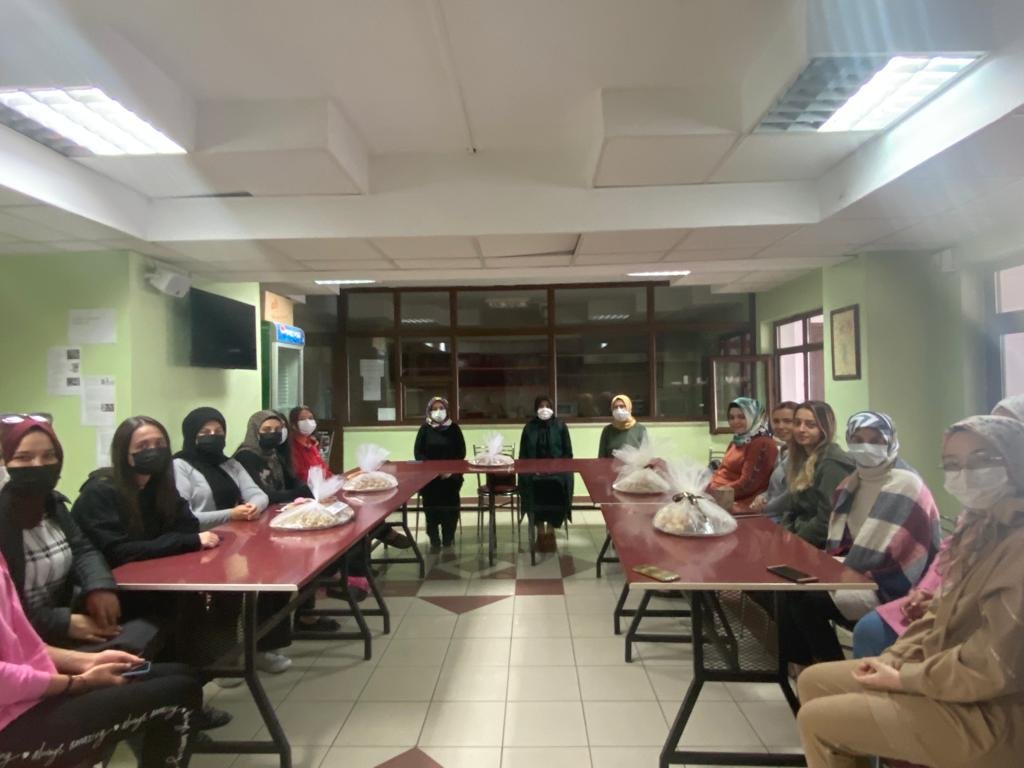 Feyza Aşgın, kız yurdunu ziyaret etti