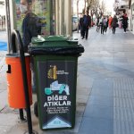 Belediyemiz, maske ve eldivenler için atık kutuları hazırladı