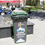 Belediyemiz, maske ve eldivenler için atık kutuları hazırladı