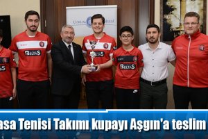 Masa Tenisi Takımı kupayı Aşgın'a teslim etti