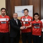 Masa Tenisi Takımı kupayı Aşgın'a teslim etti