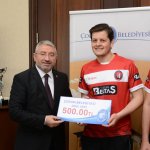 Masa Tenisi Takımı kupayı Aşgın'a teslim etti