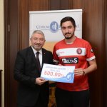 Masa Tenisi Takımı kupayı Aşgın'a teslim etti