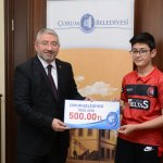 Masa Tenisi Takımı kupayı Aşgın'a teslim etti