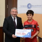 Masa Tenisi Takımı kupayı Aşgın'a teslim etti