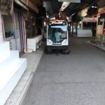 Her sabah caddeyi süpürüyorlar