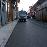 Her sabah caddeyi süpürüyorlar