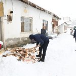 Odunu biten yaşlı kadının imdadına zabıta yetişti
