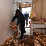 Odunu biten yaşlı kadının imdadına zabıta yetişti