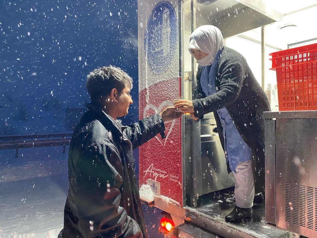 Sıcak çorba, yolda kalanların içini ısıttı