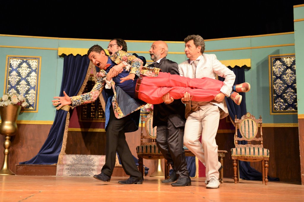 Akidezadeler tiyatro oyununa yoğun ilgi