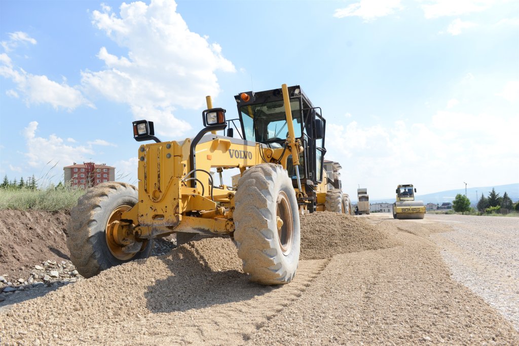 Ayarık Bağlarında yollar genişliyor