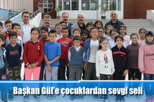 Başkan Gül’e çocuklardan sevgi seli