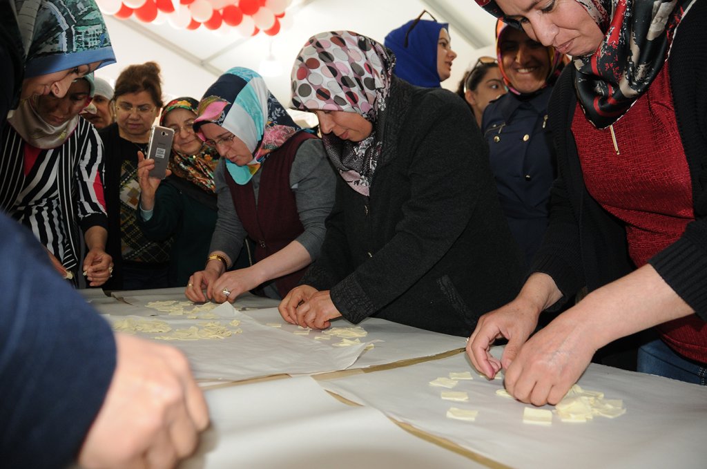 En güzel mantı için kıyasıya yarıştılar