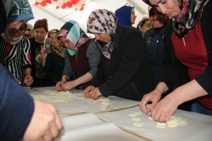 En güzel mantı için kıyasıya yarıştılar