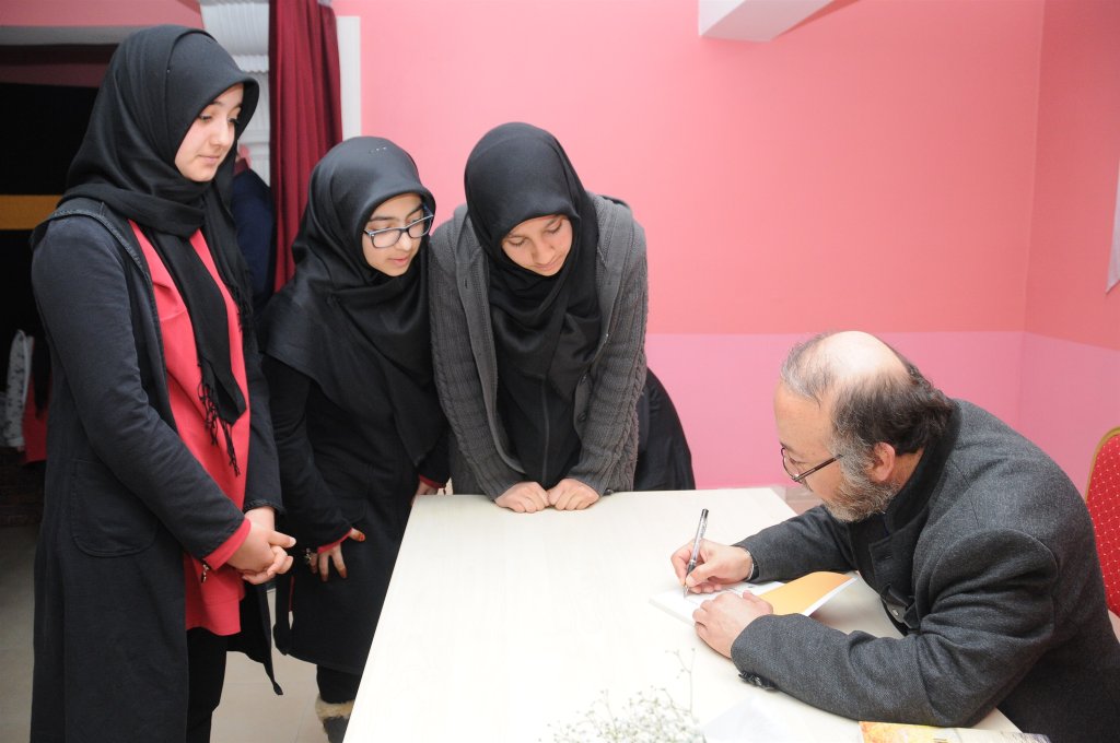 Ünlü şairler, öğrencilerle buluştu