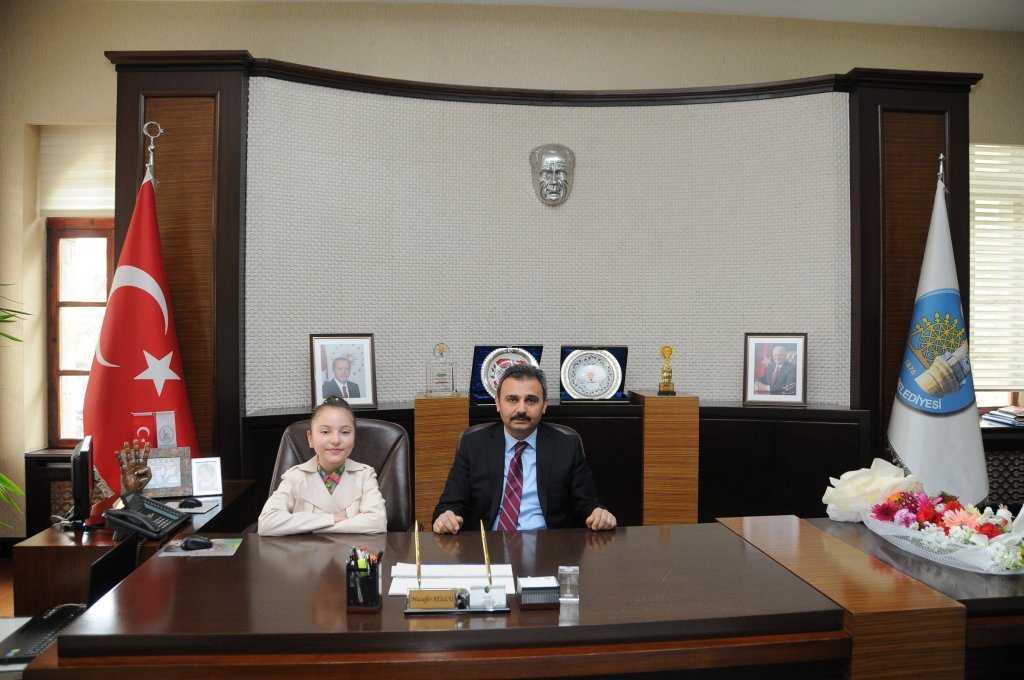 Başkan Külcü, koltuğunu 23 Nisan münasebetiyle Rikkat Su Atmaca'ya devretti