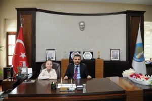 Başkan Külcü, koltuğunu 23 Nisan münasebetiyle Rikkat Su Atmaca'ya devretti