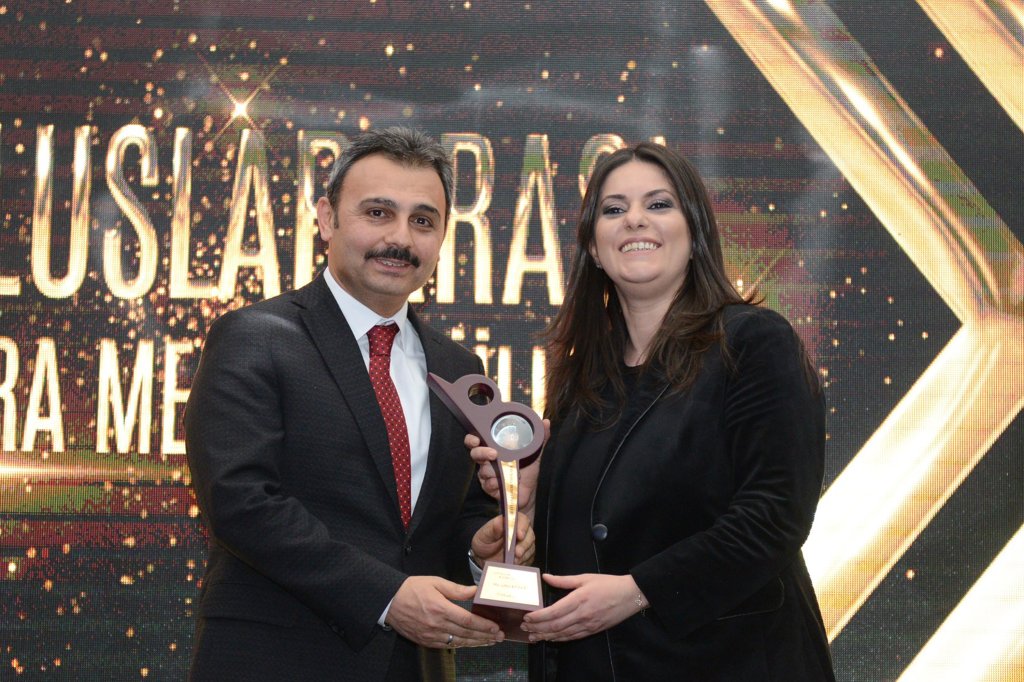 Başkan Külcü, yılın en başarılı Belediye Başkanı ödülünü aldı