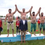 Karakucak güreşleri izleyenleri mest etti